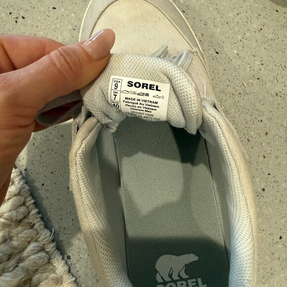Sorel Women's out and about sneaker gray and white size 9 - Picture 2 of 5
